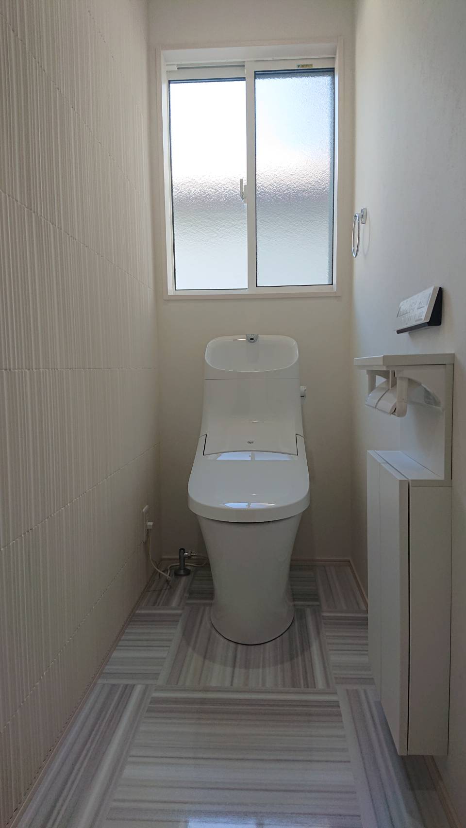 新築トイレのエコカラット仕様です 和歌山市 壁紙 フローリング張替えは かべがみマイスター インテリア津田まで